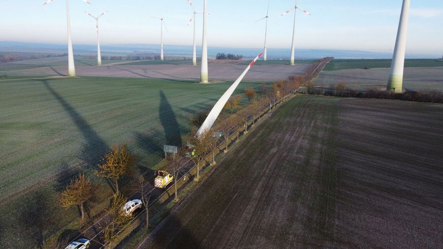 Ein 72 m langes Rotorblatt wird zum Windpark verbracht – ein logistischer Kraftakt Ein 72 m langes Rotorblatt wird zum Windpark verbracht – ein logistischer Kraftakt