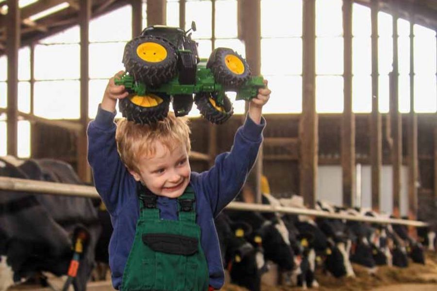 Bruder Spielwaren Junge mit Traktor Bruder Spielwaren Junge mit Traktor