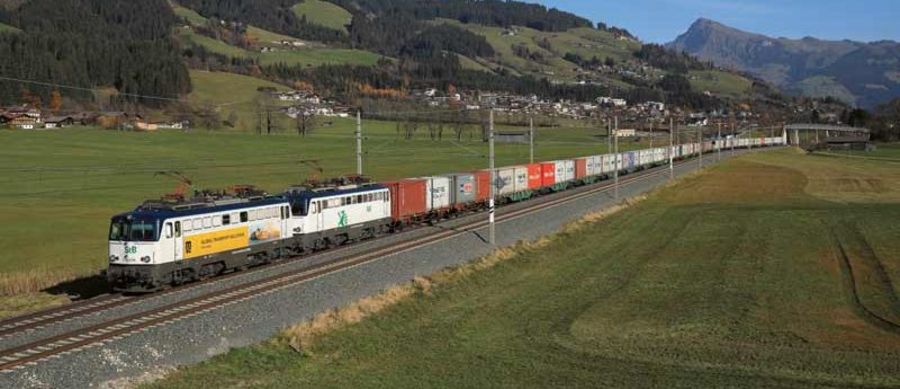 Steiermarkbahn Containerzug in Doppeltraktion mit 1142 in Tirol Steiermarkbahn Containerzug in Doppeltraktion mit 1142 in Tirol