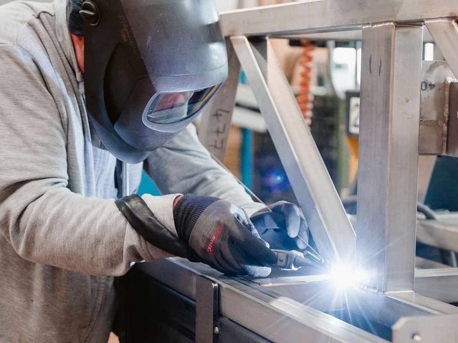 Präzise, pünktlich und persönlich in der Metallverarbeitung Präzise, pünktlich und persönlich in der Metallverarbeitung