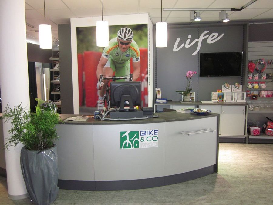 BICO Zweirad Marketing GmbH Galerie Kassenbereich des Bike & Co Ladens
