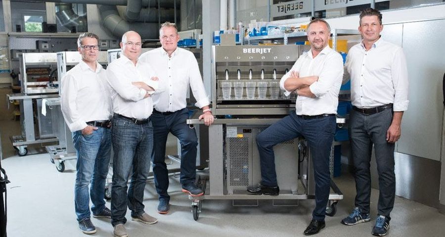 Das Gründerteam am „Jet“ (v.l.): Stefan Elmer, Mag. Ernst Koller, Ludwig Kleinlehner, Max Weigl und Thomas Schuller Das Gründerteam am „Jet“ (v.l.): Stefan Elmer, Mag. Ernst Koller, Ludwig Kleinlehner, Max Weigl und Thomas Schuller