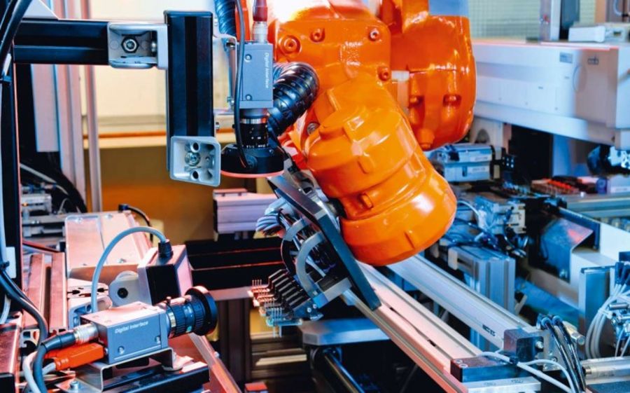 Roboterunterstützte Fertigungsanlage von cms. Roboterunterstützte Fertigungsanlage von cms.