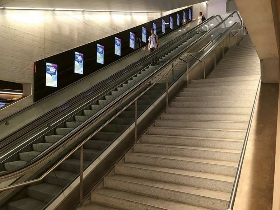 Kilchenmann Infomonitore an einer Rolltreppe Kilchenmann Infomonitore an einer Rolltreppe