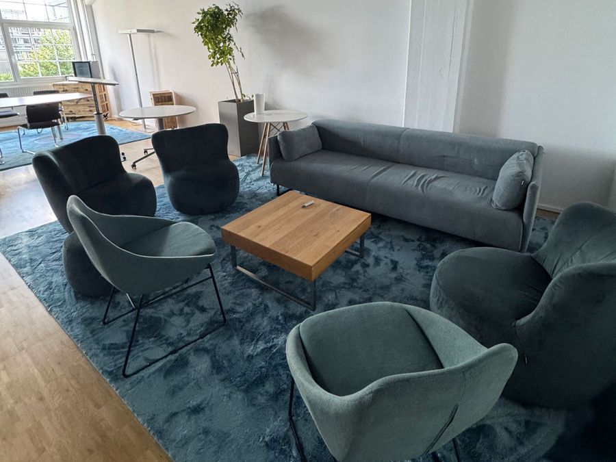 Die Arbeitswelten von DEFINE MEDIA verbinden moderne Technik mit einer offenen Atmosphäre, in der neue Ideen im gemeinsamen Austausch entstehen. Die Arbeitswelten von DEFINE MEDIA verbinden moderne Technik mit einer offenen Atmosphäre, in der neue Ideen im gemeinsamen Austausch entstehen.
