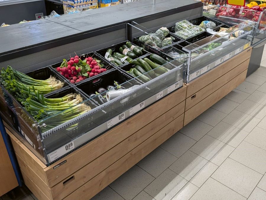 Die Kühlinsel Bancarella verbindet gute Warenübersicht mit direktem Zugriff am Point of Sale Die Kühlinsel Bancarella verbindet gute Warenübersicht mit direktem Zugriff am Point of Sale
