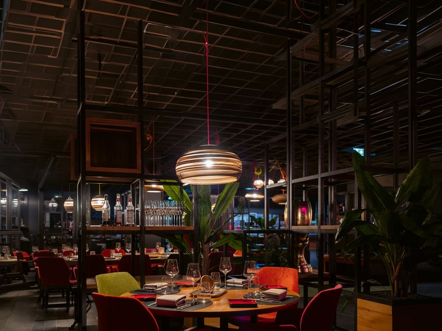 Mit regionalen Zutaten, ausgezeichneter Küche und einem stilvollen Ambiente steht das „midi“ Restaurant & Markt für den hohen gastronomischen Anspruch der pirrung Unternehmensgruppe und lädt zu besonderen Genussmomenten ein Mit regionalen Zutaten, ausgezeichneter Küche und einem stilvollen Ambiente steht das „midi“ Restaurant & Markt für den hohen gastronomischen Anspruch der pirrung Unternehmensgruppe und lädt zu besonderen Genussmomenten ein