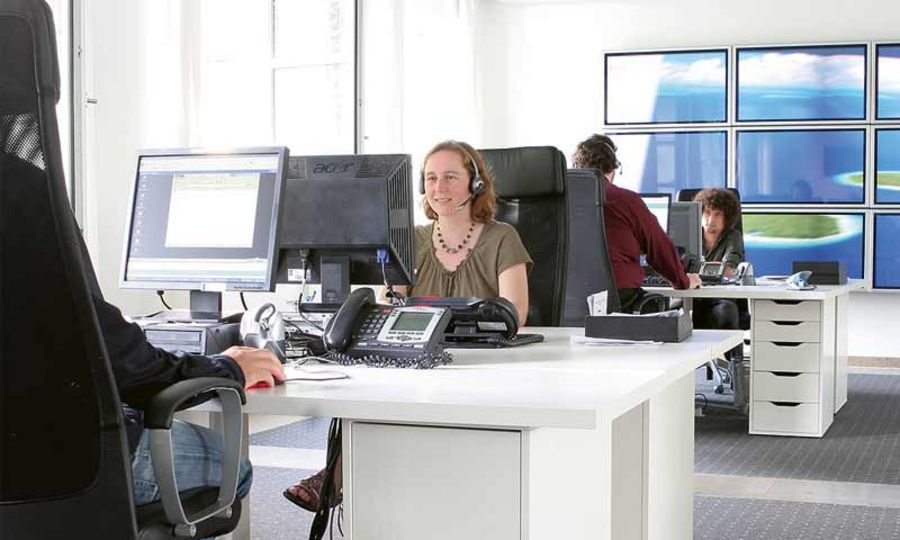 TV-Wartezimmer - Servicemitarbeiter im Einsatz TV-Wartezimmer - Servicemitarbeiter im Einsatz