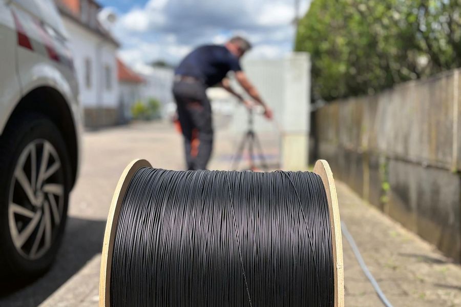 Der Anfang jeder schnellen Verbindung – aufgerollte Glasfaserkabel warten auf ihren Einsatz im Netzausbau