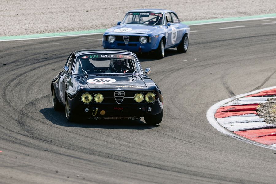 Rennsport aus Leidenschaft: Mit dem Alfa Romeo GTAm ist der OKP Racing Club auf historischen Rennstrecken unterwegs. Rennsport aus Leidenschaft: Mit dem Alfa Romeo GTAm ist der OKP Racing Club auf historischen Rennstrecken unterwegs.