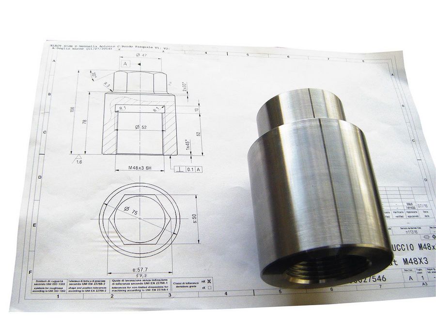 Metallteil auf einer technischen Zeichnung von CMP. Metallteil auf einer technischen Zeichnung von CMP.