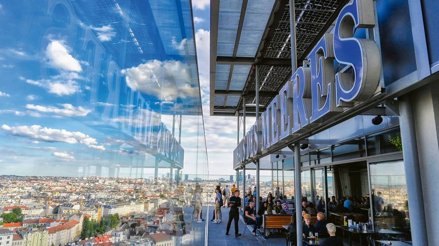 Auf der Dachterrasse kann man nicht nur eine schmackhafte Mahlzeit, sondern auch einen beeindruckenden Blick auf Wien genießen