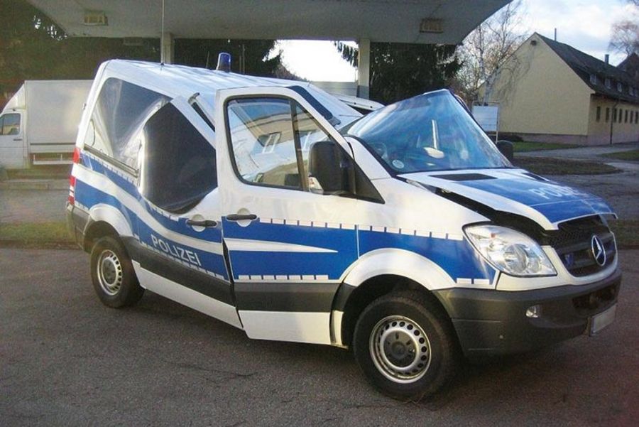 KASIGLAS® macht`s möglich: Das Fahrzeug ist Schrott, die Scheiben sind heil KASIGLAS® macht`s möglich: Das Fahrzeug ist Schrott, die Scheiben sind heil