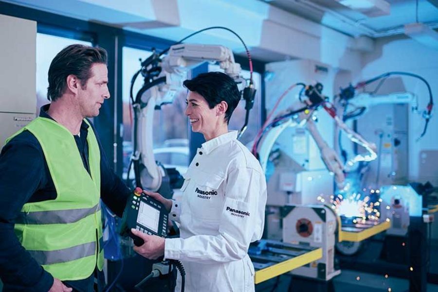 In Neuss gibt es ein Trainingscenter für den Umgang mit Schweißrobotern In Neuss gibt es ein Trainingscenter für den Umgang mit Schweißrobotern