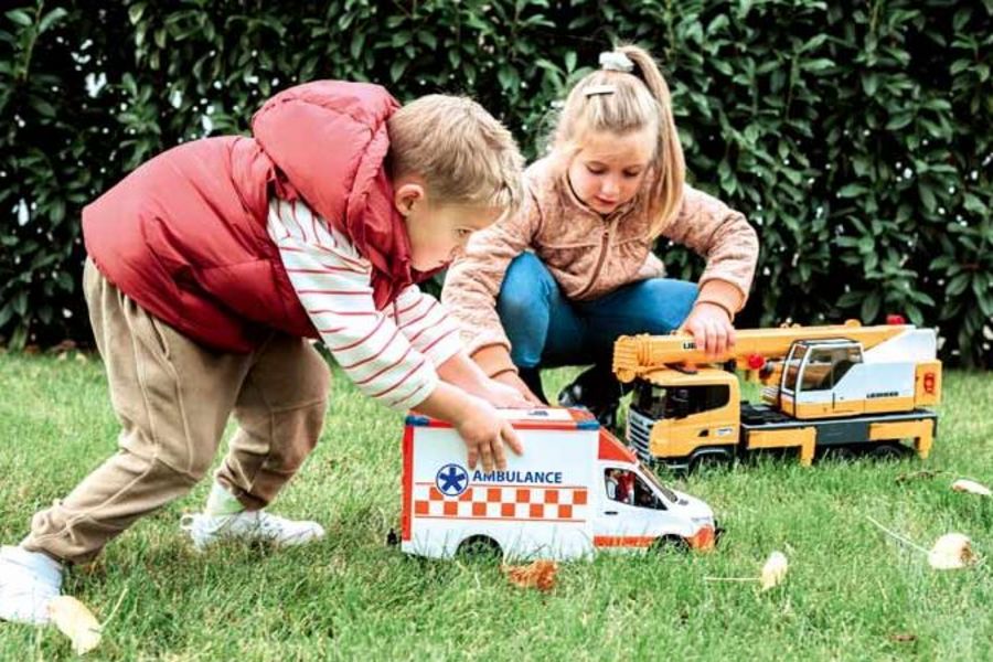 Bruder Spielwaren Kinder beim Spielen Bruder Spielwaren Kinder beim Spielen