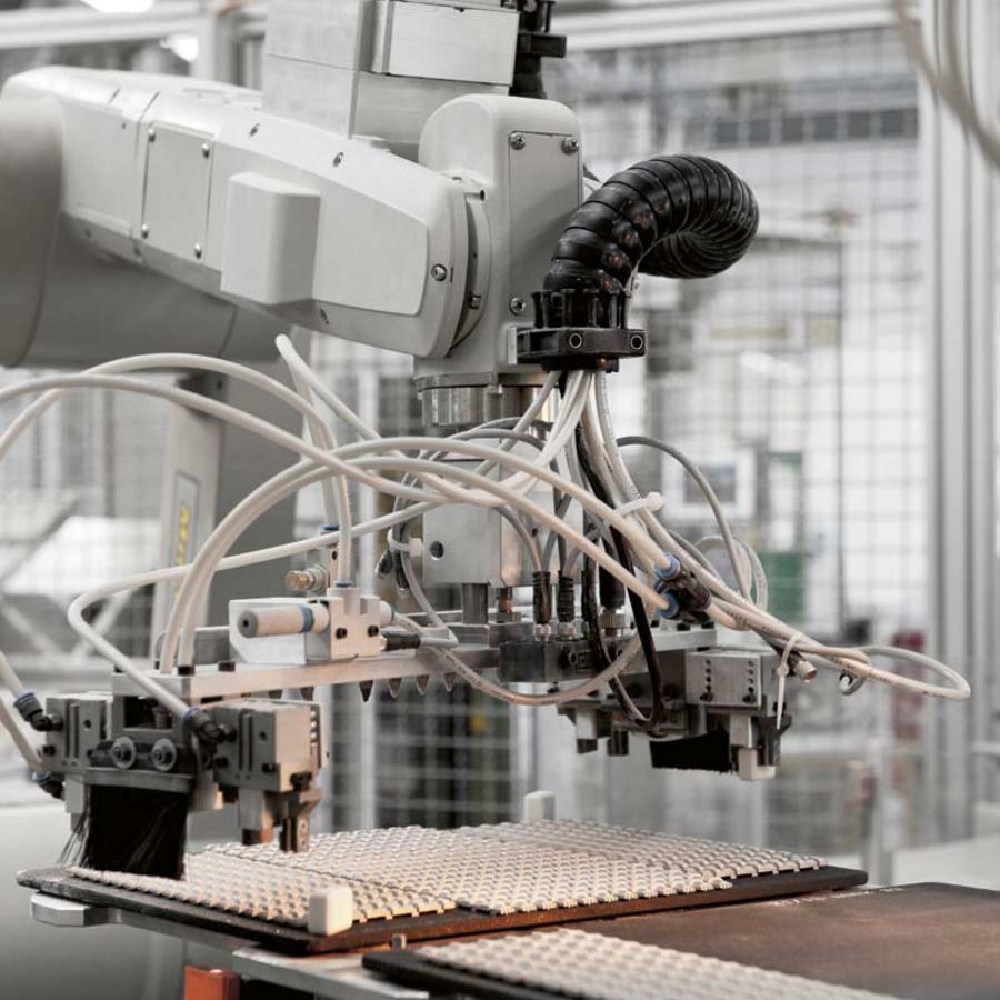 Sembach Roboter an der Trockenpresse Sembach Roboter an der Trockenpresse