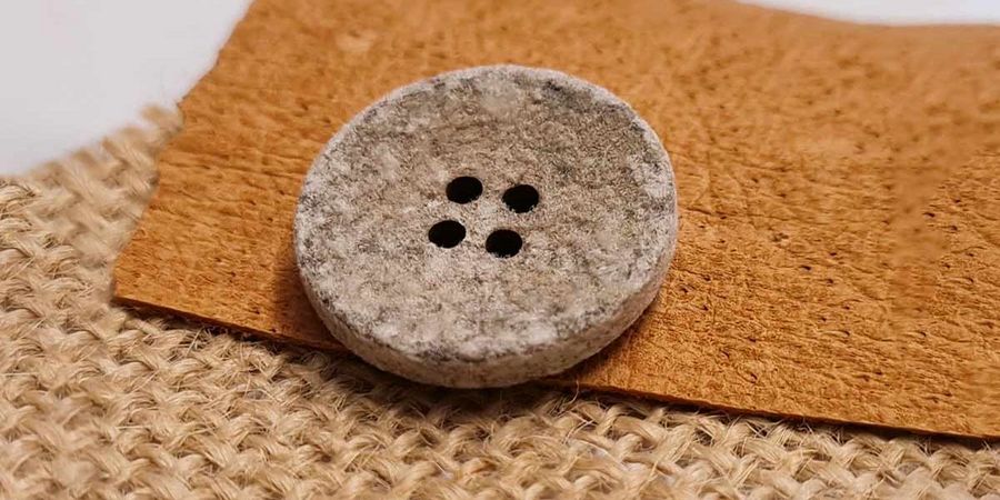 Metalbottoni Knopf aus recycelten Baumwollfasern Metalbottoni Knopf aus recycelten Baumwollfasern