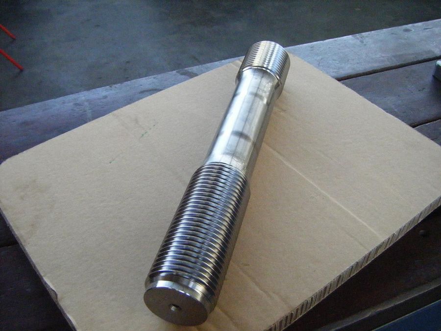 Metallbolzen von CMP. Metallbolzen von CMP.