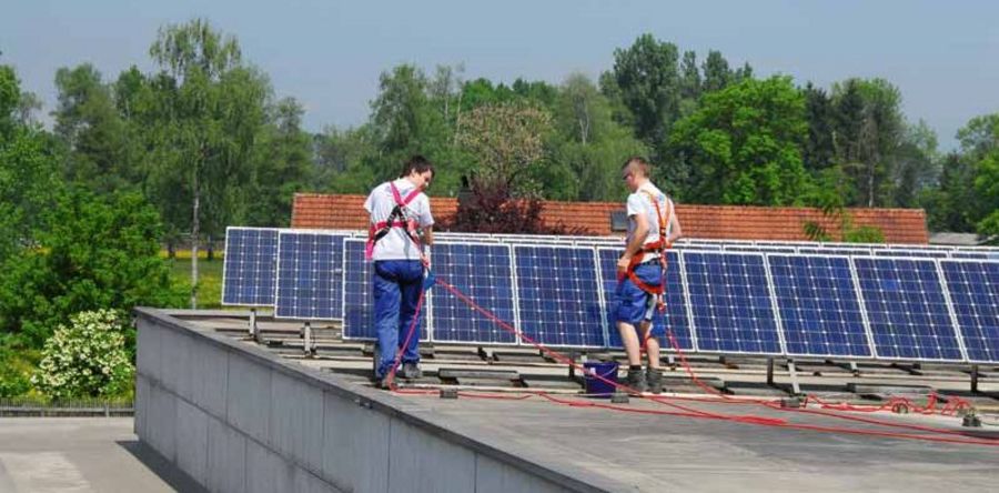 Fässler Wolfgang GmbH - Arbeit an einer Solaranlage Fässler Wolfgang GmbH - Arbeit an einer Solaranlage