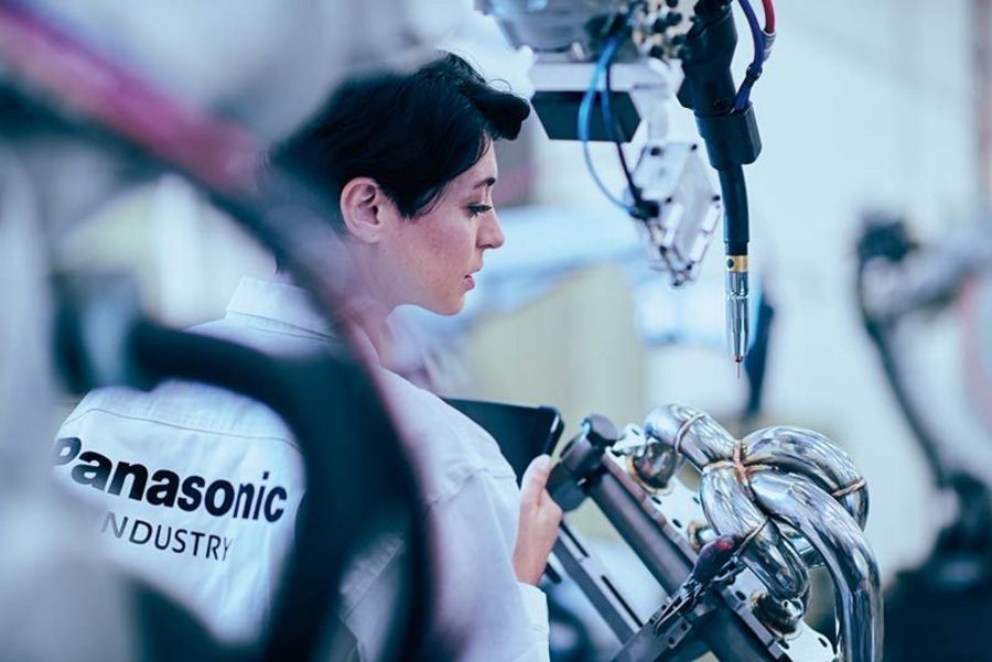 Der Schweißroboter leistet präzise Arbeit Der Schweißroboter leistet präzise Arbeit
