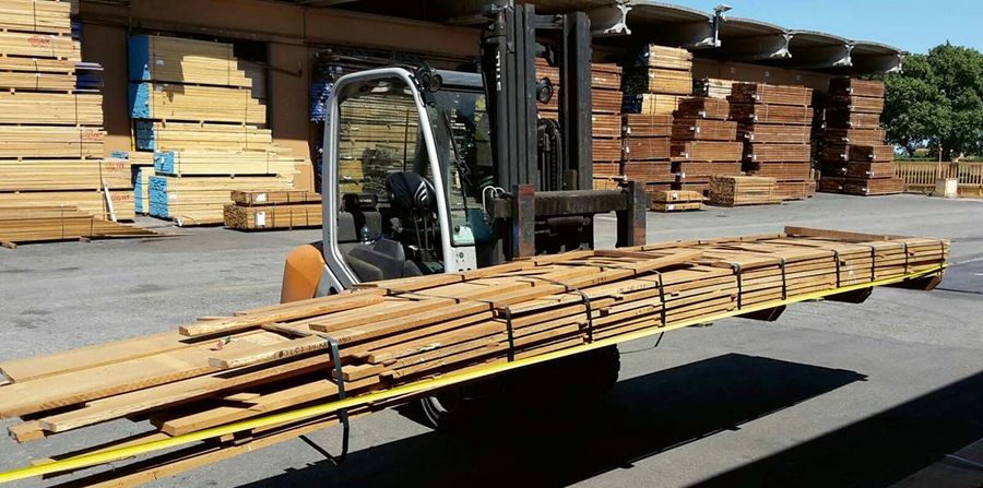 Teakholz wird verladen Teakholz wird verladen