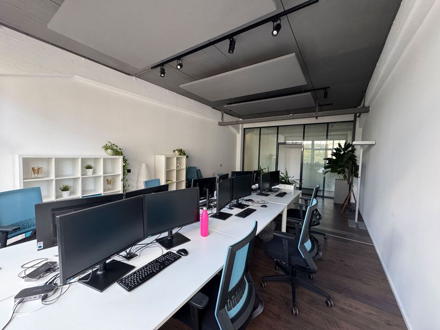 Offene Arbeitsbereiche schaffen Raum für konzentriertes Arbeiten, kreative Ideen und die gemeinsame Weiterentwicklung digitaler Werbetechnologien. Offene Arbeitsbereiche schaffen Raum für konzentriertes Arbeiten, kreative Ideen und die gemeinsame Weiterentwicklung digitaler Werbetechnologien.