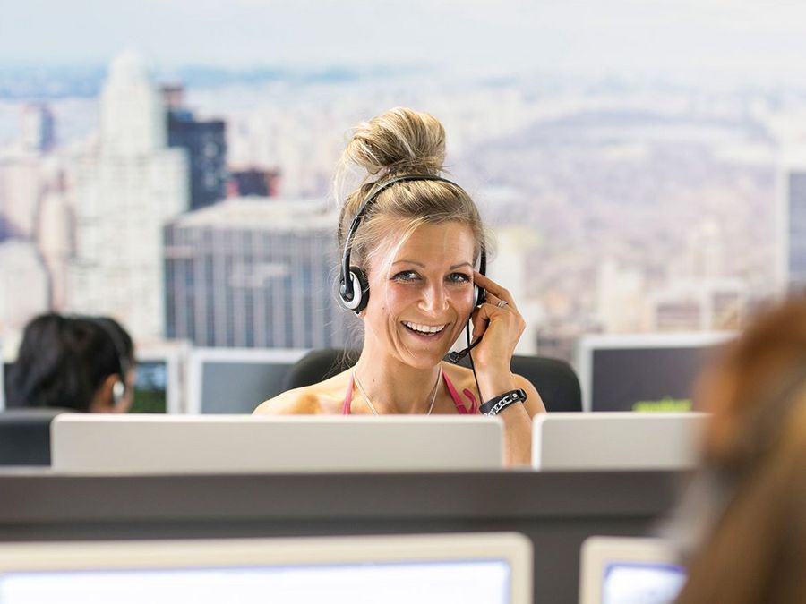 Call Center-Agentin Anja Mierdel im Gespräch mit einem Kunden Call Center-Agentin Anja Mierdel im Gespräch mit einem Kunden