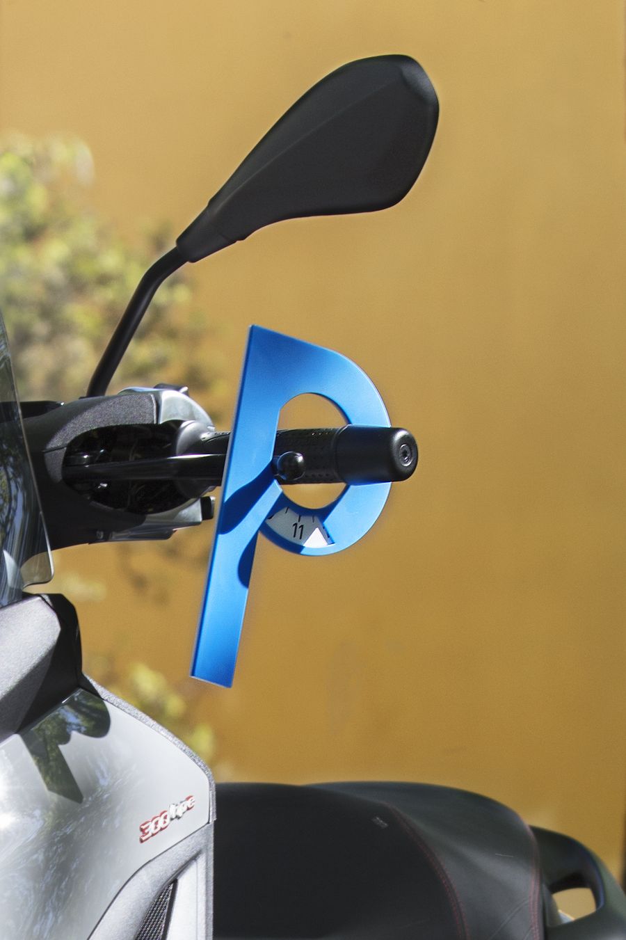 P wie Parken - wie kommt die Parkscheibe ans Motorrad? P wie Parken - wie kommt die Parkscheibe ans Motorrad?
