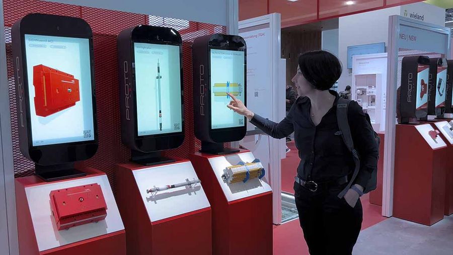 Digitale Produkte in holografischen Vitrinen: Innovation in der Messegestaltung Digitale Produkte in holografischen Vitrinen: Innovation in der Messegestaltung