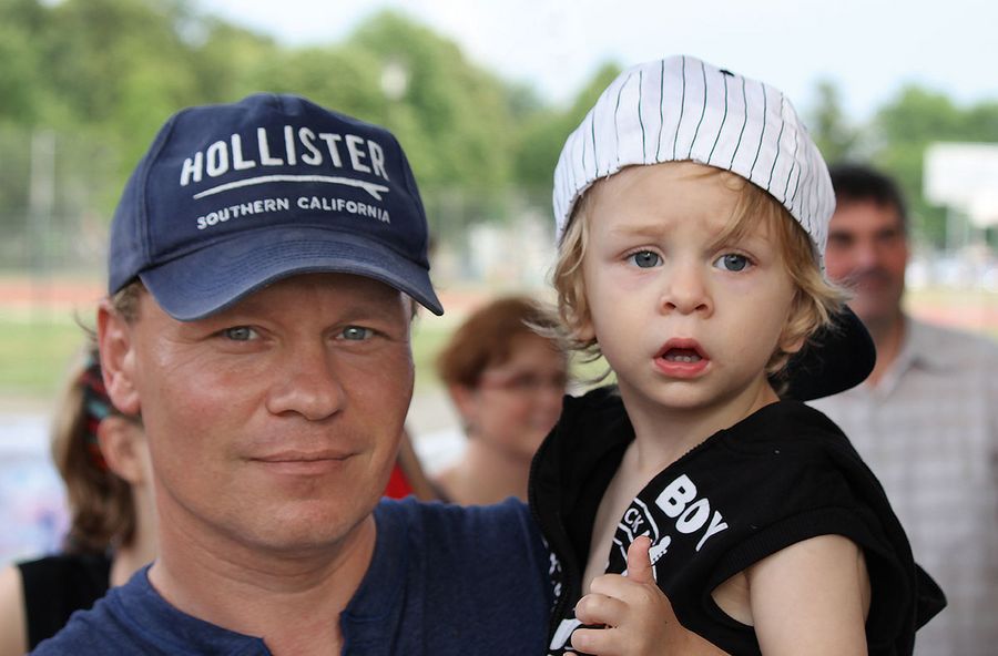 Roman Molch mit seinem dreijährigen Pflegesohn Tayler Roman Molch mit seinem dreijährigen Pflegesohn Tayler