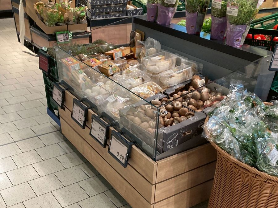 Mit der Kühlinsel Bancarella lassen sich Frischeprodukte offen und verkaufsfördernd präsentieren Mit der Kühlinsel Bancarella lassen sich Frischeprodukte offen und verkaufsfördernd präsentieren