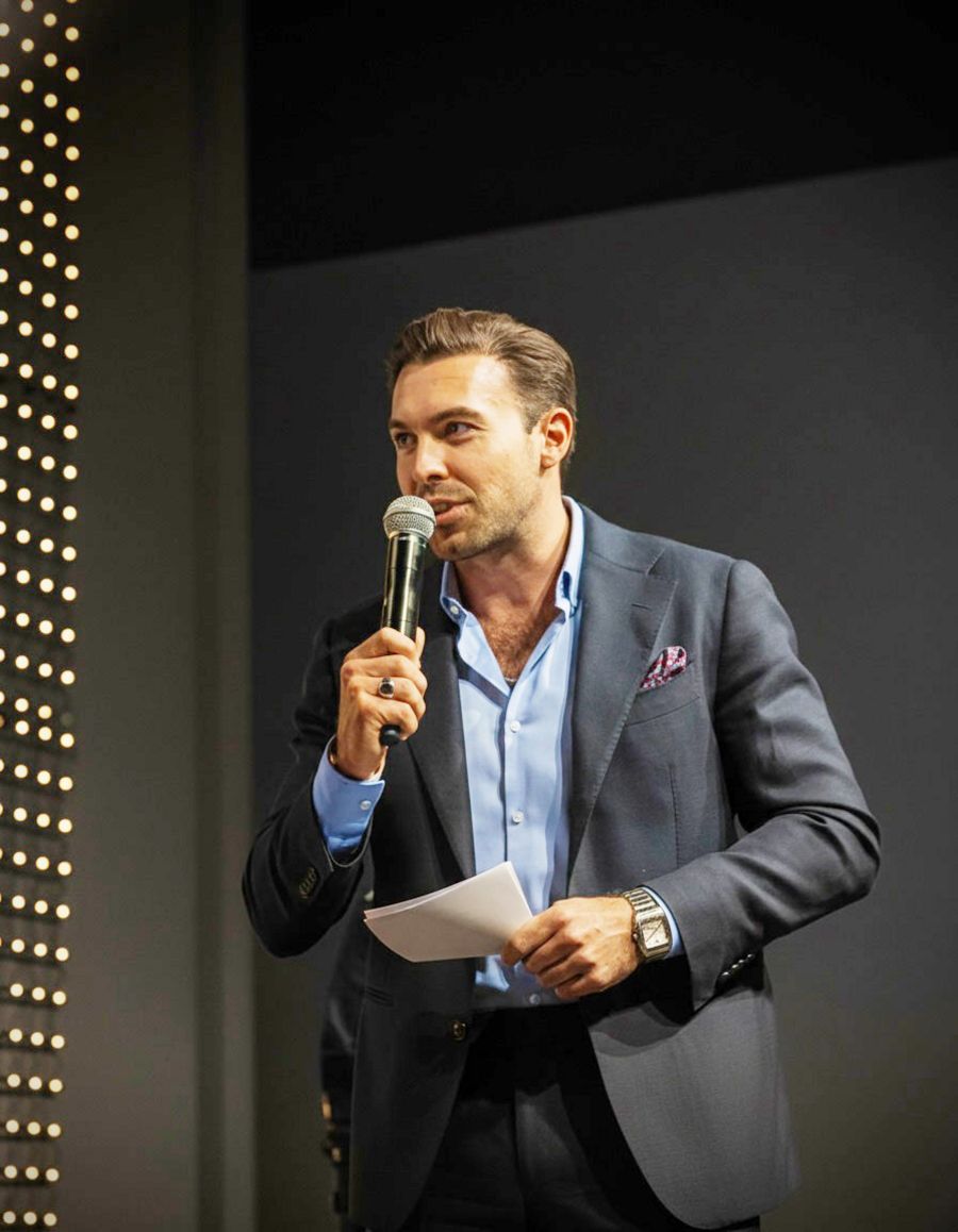 „Alexander von Tiele-Winckler bei der Arbeit mit Mikrofon, BLU agency network" „Alexander von Tiele-Winckler bei der Arbeit mit Mikrofon, BLU agency network"