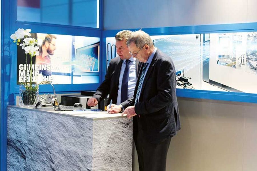 ertriebsmitarbeiter am Messestand auf der Electronica in München