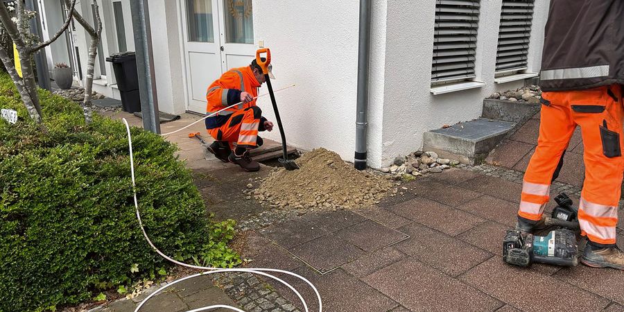 Hier endet die Baustelle – und beginnt schnelles Internet: Die Hauseinführung verbindet das Gebäude mit dem Glasfasernetz