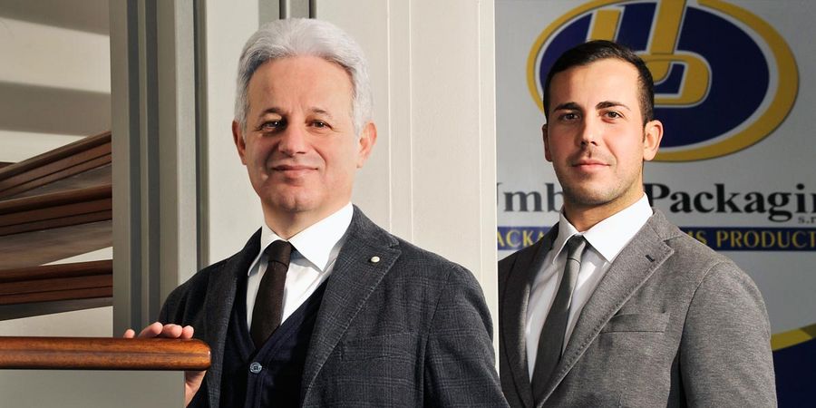 Vor 25 Jahren gründeten Giorgio Marini und Roberto Carloni (links) Umbra Packaging. Michele Carloni (rechts) ist heute Kaufmännischer Leiter Vor 25 Jahren gründeten Giorgio Marini und Roberto Carloni (links) Umbra Packaging. Michele Carloni (rechts) ist heute Kaufmännischer Leiter