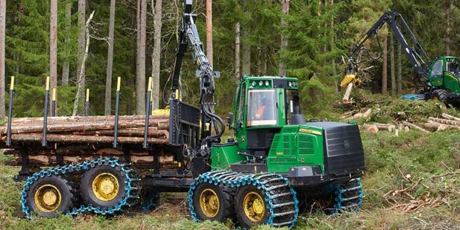 Die Fahrerkabine dieser Holzerntemaschine wird durch KASIGLAS® geschützt Die Fahrerkabine dieser Holzerntemaschine wird durch KASIGLAS® geschützt