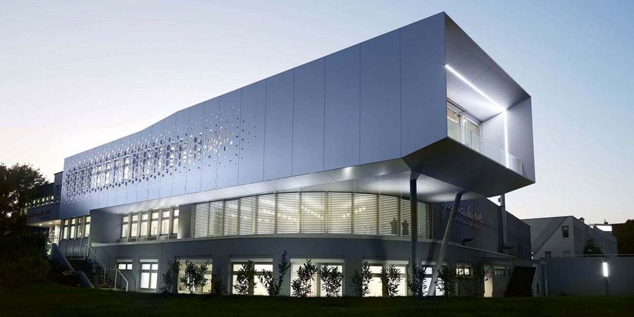 Das moderne Stammhaus der Firma Goldhauben-Webe in Linz Das moderne Stammhaus der Firma Goldhauben-Webe in Linz
