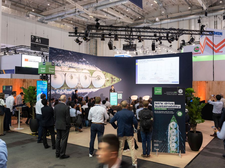 Nachhaltige maritime Technologien auf der SMM Fachbesucher verfolgen einen Vortrag zu nachhaltigen Technologien auf der Green Stage der SMM in Hamburg