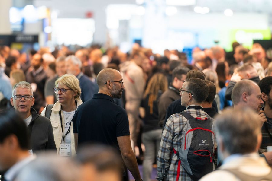 Fachbesucher im Gespräch in einer gut besuchten Messehalle der INTERGEO 2025
