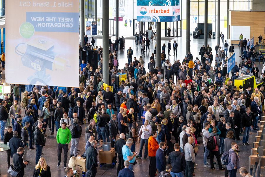 Besucherandrang auf der interbad in Stuttgart Dichtes Besucheraufkommen im Eingangsbereich der interbad in Stuttgart