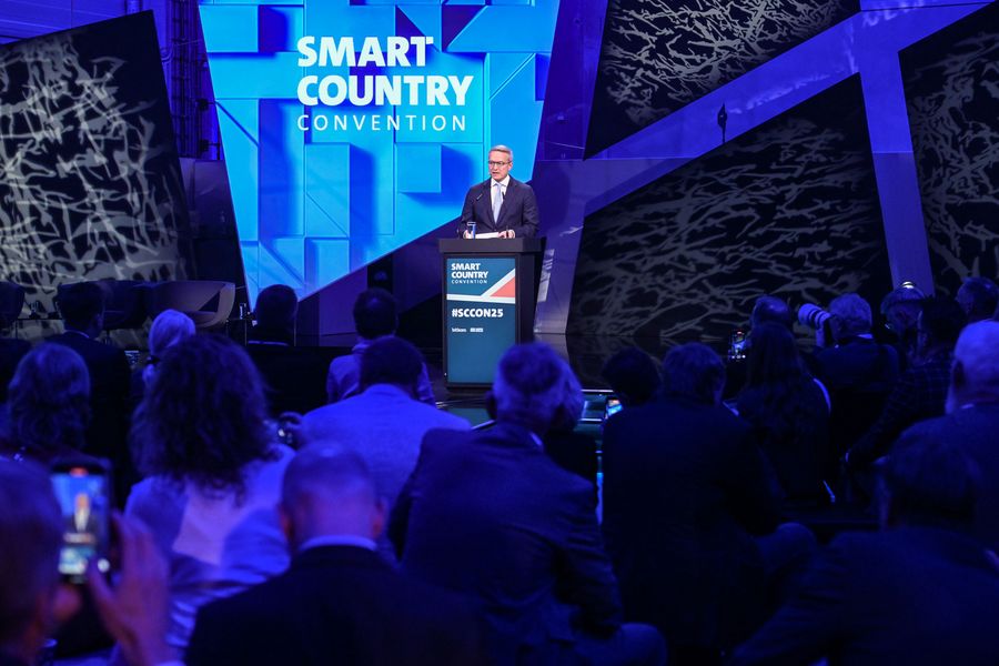 Redner auf der Bühne der Smart Country Convention 2025 vor Fachpublikum in Berlin