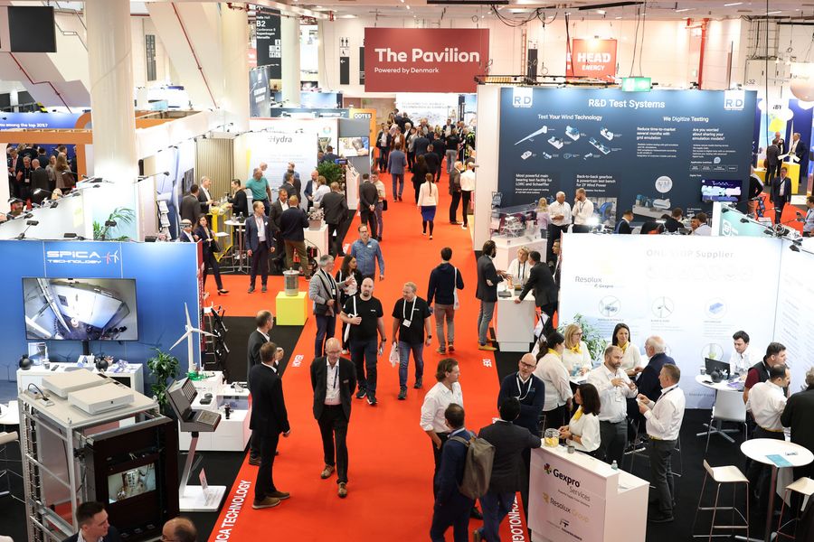 Fachmesse WindEnergy Hamburg mit internationalen Ausstellern Fachbesucher und Aussteller in einer Messehalle der WindEnergy Hamburg