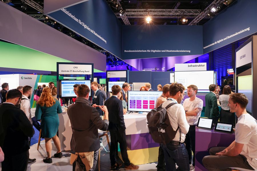 Fachbesucher am Stand des Bundesministeriums für Digitales und Staatsmodernisierung auf der Smart Country Convention in Berlin