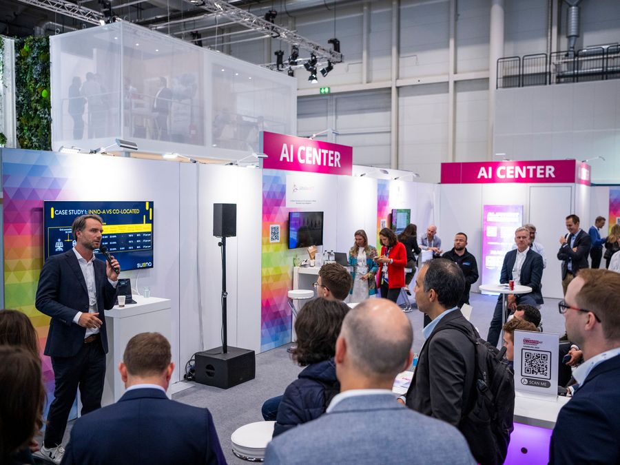 Künstliche Intelligenz im AI Center der WindEnergy Hamburg Fachbesucher verfolgen eine Präsentation zu Künstlicher Intelligenz im AI Center der WindEnergy Hamburg