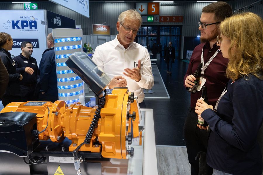Fachgespräch über Pumpentechnik für die Getränkeproduktion auf der BrauBeviale in Nürnberg