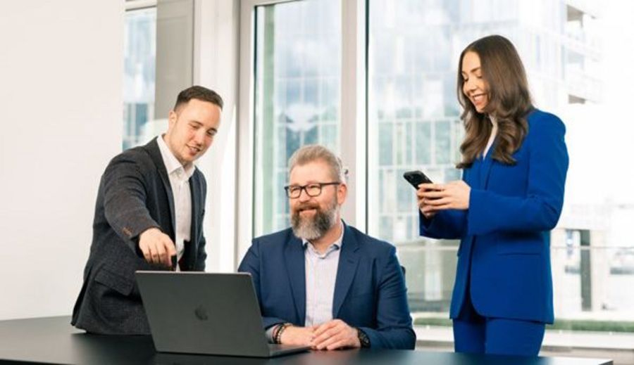 Maximilian Krüger (li.), Dennis Paiska (m.), Marlene Samland (re.) und das Team von KRÜGER Consulting legt viel Wert auf hochwertige Videomarketing-Kampagnen Maximilian Krüger (li.), Dennis Paiska (m.), Marlene Samland (re.) und das Team von KRÜGER Consulting legt viel Wert auf hochwertige Videomarketing-Kampagnen