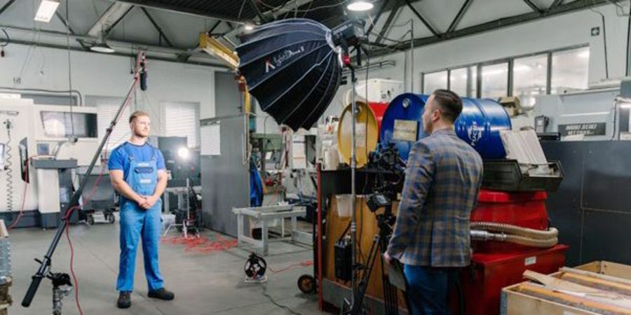 Authentische Videos werden vor Ort bei den Unternehmen aufgezeichnet Authentische Videos werden vor Ort bei den Unternehmen aufgezeichnet