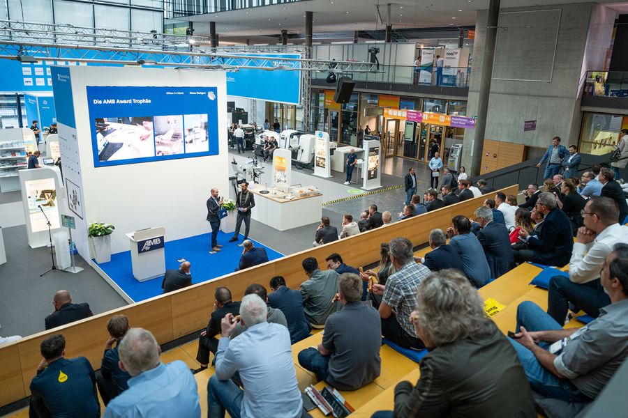Fachbesucher verfolgen die Präsentation des AMB Award auf der Messe Stuttgart