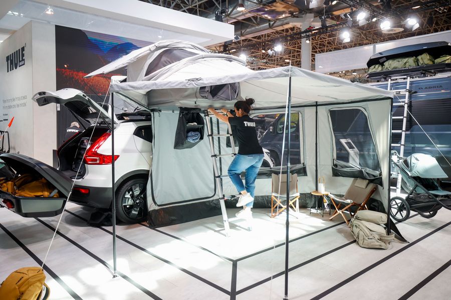 Dachzelt mit Vorzelt an einem Fahrzeug auf dem CARAVAN SALON Düsseldorf