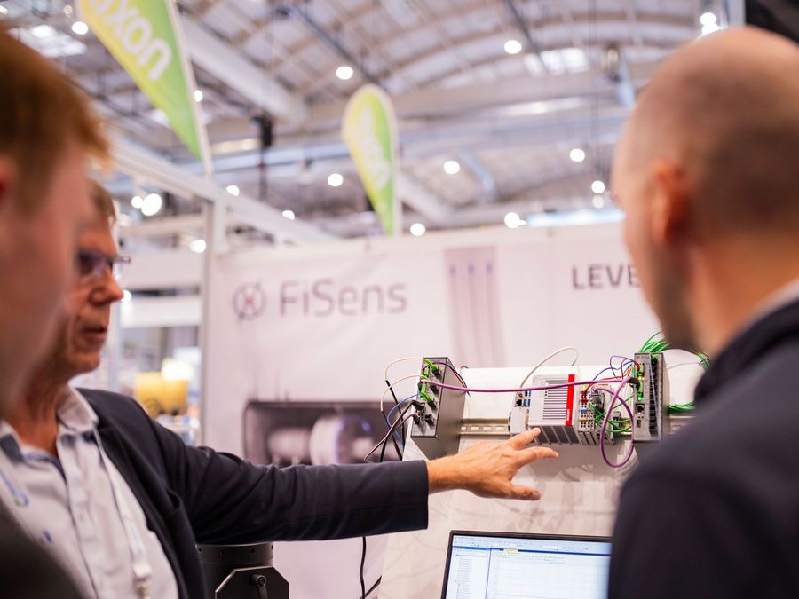 Digitale Steuerungstechnik auf der WindEnergy Hamburg Fachbesucher lassen sich digitale Steuerungs- und Netzwerktechnik auf der WindEnergy Hamburg erklären